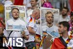 05.07.2024, Fussball UEFA EURO 2024, Viertelfinale, Spanien - Deutschland, in der Stuttgart-Arena. Zwei Deutsche Fans mit berdimensionalen Quartett-Spielkarten der EM 1988, von Lothar Matthus und Rudi Vller, in die sie ihre Kpfe gesteckt haben.


