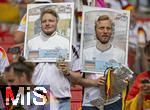 05.07.2024, Fussball UEFA EURO 2024, Viertelfinale, Spanien - Deutschland, in der Stuttgart-Arena. Zwei Deutsche Fans mit berdimensionalen Quartett-Spielkarten der EM 1988, von Lothar Matthus und Rudi Vller, in die sie ihre Kpfe gesteckt haben.


