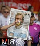 05.07.2024, Fussball UEFA EURO 2024, Viertelfinale, Spanien - Deutschland, in der Stuttgart-Arena. Zwei Deutsche Fans mit berdimensionalen Quartett-Spielkarten der EM 1988, von Lothar Matthus und Rudi Vller, in die sie ihre Kpfe gesteckt haben.


