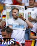 05.07.2024, Fussball UEFA EURO 2024, Viertelfinale, Spanien - Deutschland, in der Stuttgart-Arena. Zwei Deutsche Fans mit berdimensionalen Quartett-Spielkarten der EM 1988, von Lothar Matthus und Rudi Vller, in die sie ihre Kpfe gesteckt haben.


