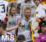 05.07.2024, Fussball UEFA EURO 2024, Viertelfinale, Spanien - Deutschland, in der Stuttgart-Arena. Zwei Deutsche Fans mit berdimensionalen Quartett-Spielkarten der EM 1988, von Lothar Matthus und Rudi Vller, in die sie ihre Kpfe gesteckt haben.


