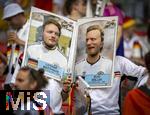 05.07.2024, Fussball UEFA EURO 2024, Viertelfinale, Spanien - Deutschland, in der Stuttgart-Arena. Zwei Deutsche Fans mit berdimensionalen Quartett-Spielkarten der EM 1988, von Lothar Matthus und Rudi Vller, in die sie ihre Kpfe gesteckt haben.


