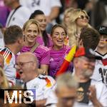 05.07.2024, Fussball UEFA EURO 2024, Viertelfinale, Spanien - Deutschland, in der Stuttgart-Arena. gut gelaunte Lena Wurzenberger (re, Deutschland), Freundin von Trainer Julian Nagelsmann (Deutschland) 
 
