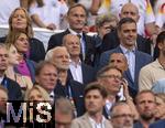 05.07.2024, Fussball UEFA EURO 2024, Viertelfinale, Spanien - Deutschland, in der Stuttgart-Arena. Ehrentribne mit  Geschftsfhrer Hans-Joachim Watzke (Borussia Dortmund), DFB Prsident Bernd Neuendorf (Deutschland), Bundeskanzler Olaf Scholz (Deutschland), Britta Ernst (Frau von Olaf Scholz), Premier-Minister Pedro Sanchez (Spanien), 

