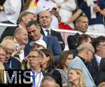 05.07.2024, Fussball UEFA EURO 2024, Viertelfinale, Spanien - Deutschland, in der Stuttgart-Arena. Ehrentribne mit Geschftsfhrer Hans-Joachim Watzke (Borussia Dortmund), DFB Prsident Bernd Neuendorf (Deutschland), Aleksander Ceferin (Prsident UEFA), Bundeskanzler Olaf Scholz (Deutschland), Premier-Minister Pedro Sanchez (Spanien), Philipp Lahm  

