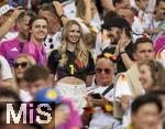 05.07.2024, Fussball UEFA EURO 2024, Viertelfinale, Spanien - Deutschland, in der Stuttgart-Arena. Anika Neuer (mitte, Deutschland) die Frau von Manuel Neuer (Deutschland) noch gut gelaunt. 

