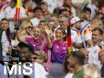 05.07.2024, Fussball UEFA EURO 2024, Viertelfinale, Spanien - Deutschland, in der Stuttgart-Arena. Lena Wurzenberger (mitte, Deutschland) die Freundin von Trainer Julian Nagelsmann (Deutschland) auf der Tribne.

