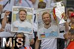 05.07.2024, Fussball UEFA EURO 2024, Viertelfinale, Spanien - Deutschland, in der Stuttgart-Arena. Zwei Deutsche Fans mit berdimensionalen Quartett-Spielkarten der EM 1988, von Lothar Matthus und Rudi Vller, in die sie ihre Kpfe gesteckt haben.


