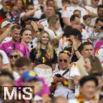 05.07.2024, Fussball UEFA EURO 2024, Viertelfinale, Spanien - Deutschland, in der Stuttgart-Arena. Anika Neuer (mitte, Deutschland) die Frau von Manuel Neuer (Deutschland) noch gut gelaunt.

