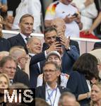 05.07.2024, Fussball UEFA EURO 2024, Viertelfinale, Spanien - Deutschland, in der Stuttgart-Arena. Ehrentribne mit Geschftsfhrer Hans-Joachim Watzke (Borussia Dortmund), DFB Prsident Bernd Neuendorf (Deutschland), Bundeskanzler Olaf Scholz (Deutschland), Premier-Minister Pedro Sanchez (Spanien) beim Selfie schiessen.

