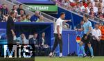 05.07.2024, Fussball UEFA EURO 2024, Viertelfinale, Spanien - Deutschland, in der Stuttgart-Arena.  Co-Trainer Sandro Wagner (Deutschland) im Disput mit dem vierten Offiziellen Ivan Kruzliak

