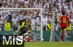 05.07.2024, Fussball UEFA EURO 2024, Viertelfinale, Spanien - Deutschland, in der Stuttgart-Arena. Niclas Fllkrug (Deutschland) trifft hier nur den Pfosten, Torwart Simon Unai (Spanien) schaut dem Ball nach.

