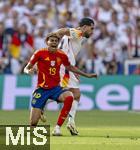 05.07.2024, Fussball UEFA EURO 2024, Viertelfinale, Spanien - Deutschland, in der Stuttgart-Arena. von links:  Lamine Yamal (Spanien) gegen Emre Can (Deutschland) 

