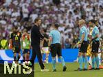 05.07.2024, Fussball UEFA EURO 2024, Viertelfinale, Spanien - Deutschland, in der Stuttgart-Arena. li: Trainer Julian Nagelsmann (Deutschland) bedankt sich nach dem Spiel artig bei den Schiedsrichtern mit Anthony Taylor (2.v.re, England) 
