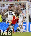 05.07.2024, Fussball UEFA EURO 2024, Viertelfinale, Spanien - Deutschland, in der Stuttgart-Arena. Szene des Spieles, das nicht gegebene Handspiel: Marc Cucurella (mitte, Spanien) wird der Ball von Jamal Musiala (li, Deutschland) an die Hand gespielt, re: Florian Wirtz (Deutschland). 

