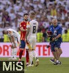 05.07.2024, Fussball UEFA EURO 2024, Viertelfinale, Spanien - Deutschland, in der Stuttgart-Arena. v.li: Kameradschaft  nach der Niederlage der Deutschen von Nacho (Spanien) shakehands mit Toni Kroos (Deutschland) 
