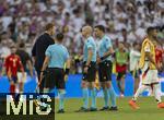 05.07.2024, Fussball UEFA EURO 2024, Viertelfinale, Spanien - Deutschland, in der Stuttgart-Arena. li: Trainer Julian Nagelsmann (Deutschland) bedankt sich nach dem Spiel artig bei Schiedsrichter Anthony Taylor (2.v.re, England) 
