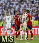 05.07.2024, Fussball UEFA EURO 2024, Viertelfinale, Spanien - Deutschland, in der Stuttgart-Arena. v.li: Shakehands nach der Niederlage der Deutschen von Daniel Carvajal (Spanien) mit Toni Kroos (Deutschland) und Nacho (Spanien) 

