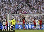 05.07.2024, Fussball UEFA EURO 2024, Viertelfinale, Spanien - Deutschland, in der Stuttgart-Arena. Torwart Simon Unai (Spanien) fngt den Ball vor Toni Kroos (Deutschland), auch Torwart Manuel Neuer (Deutschland) ist in der letzten Spielminute der Verlngerung in den Sturm zum Gegentor gegangen 

