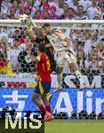 05.07.2024, Fussball UEFA EURO 2024, Viertelfinale, Spanien - Deutschland, in der Stuttgart-Arena. Torwart Simon Unai (Spanien) fngt den Ball vor Toni Kroos (Deutschland), 

