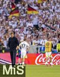 05.07.2024, Fussball UEFA EURO 2024, Viertelfinale, Spanien - Deutschland, in der Stuttgart-Arena. Frustrierter Abgang der Deutschen nach der Niederlage und dem Ausscheiden aus dem Turnier, Trainer Julian Nagelsmann (li, Deutschland) fassungslos.

