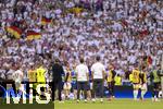 05.07.2024, Fussball UEFA EURO 2024, Viertelfinale, Spanien - Deutschland, in der Stuttgart-Arena. Frustrierter Abgang der Deutschen nach der Niederlage und dem Ausscheiden aus dem Turnier, Co-Trainer Sandro Wagner (Deutschland), Co-Trainer Benjamin Glck (Deutschland), Trainer Julian Nagelsmann (li, Deutschland) stehen fassungslos in der Fankurve.

