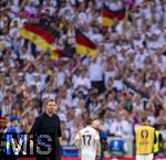 05.07.2024, Fussball UEFA EURO 2024, Viertelfinale, Spanien - Deutschland, in der Stuttgart-Arena. Frustrierter Abgang der Deutschen nach der Niederlage und dem Ausscheiden aus dem Turnier, Trainer Julian Nagelsmann (li, Deutschland) fassungslos.

