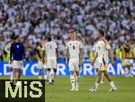 05.07.2024, Fussball UEFA EURO 2024, Viertelfinale, Spanien - Deutschland, in der Stuttgart-Arena. Frustrierter Abgang der Deutschen nach der Niederlage und dem Ausscheiden aus dem Turnier, Toni Kroos (Deutschland), Thomas Mller (Deutschland) 

