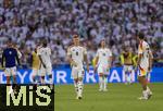 05.07.2024, Fussball UEFA EURO 2024, Viertelfinale, Spanien - Deutschland, in der Stuttgart-Arena. Frustrierter Abgang der Deutschen nach der Niederlage und dem Ausscheiden aus dem Turnier, Toni Kroos (Deutschland), Thomas Mller (Deutschland) 

