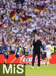 05.07.2024, Fussball UEFA EURO 2024, Viertelfinale, Spanien - Deutschland, in der Stuttgart-Arena. Frustrierter Abgang der Deutschen nach der Niederlage und dem Ausscheiden aus dem Turnier, Trainer Julian Nagelsmann (li, Deutschland) fassungslos.

