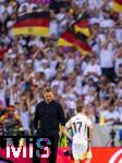 05.07.2024, Fussball UEFA EURO 2024, Viertelfinale, Spanien - Deutschland, in der Stuttgart-Arena. Frustrierter Abgang der Deutschen nach der Niederlage und dem Ausscheiden aus dem Turnier, Trainer Julian Nagelsmann (li, Deutschland) fassungslos.

