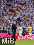 05.07.2024, Fussball UEFA EURO 2024, Viertelfinale, Spanien - Deutschland, in der Stuttgart-Arena. Frustrierter Abgang der Deutschen nach der Niederlage und dem Ausscheiden aus dem Turnier, Trainer Julian Nagelsmann (li, Deutschland) fassungslos.

