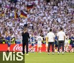 05.07.2024, Fussball UEFA EURO 2024, Viertelfinale, Spanien - Deutschland, in der Stuttgart-Arena. Frustrierter Abgang der Deutschen nach der Niederlage und dem Ausscheiden aus dem Turnier, Co-Trainer Sandro Wagner (Deutschland), Co-Trainer Benjamin Glck (Deutschland), Trainer Julian Nagelsmann (li, Deutschland), 

