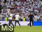 05.07.2024, Fussball UEFA EURO 2024, Viertelfinale, Spanien - Deutschland, in der Stuttgart-Arena. Frustrierter Abgang der Deutschen nach der Niederlage und dem Ausscheiden aus dem Turnier, v.li: Co-Trainer Sandro Wagner (Deutschland), Co-Trainer Benjamin Glck (Deutschland), Trainer Julian Nagelsmann (Deutschland), 

