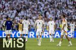 05.07.2024, Fussball UEFA EURO 2024, Viertelfinale, Spanien - Deutschland, in der Stuttgart-Arena. Frustrierter Abgang der Deutschen nach der Niederlage und dem Ausscheiden aus dem Turnier, Toni Kroos (Deutschland), Thomas Mller (Deutschland) 

