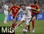 09.07.2024, Fussball UEFA EURO 2024, Halbfinale, Spanien - Frankreich, in der Mnchner-Fussball-Arena. v.l. Lamine Yamal (Spanien), Adrien Rabiot (Frankreich) und Alvaro Morata (Spanien) im Duell um den Ball.
