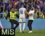 09.07.2024, Fussball UEFA EURO 2024, Halbfinale, Spanien - Frankreich, in der Mnchner-Fussball-Arena. 
Ein Flitzer bei Kylian Mbappe (Frankreich) er macht ein Selfie