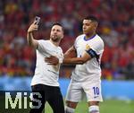 09.07.2024, Fussball UEFA EURO 2024, Halbfinale, Spanien - Frankreich, in der Mnchner-Fussball-Arena. 
Ein Flitzer bei Kylian Mbappe (Frankreich) er macht ein Selfie