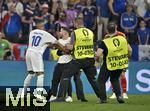 09.07.2024, Fussball UEFA EURO 2024, Halbfinale, Spanien - Frankreich, in der Mnchner-Fussball-Arena. 
Ein Flitzer bei Kylian Mbappe (Frankreich) er macht ein Selfie