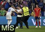 09.07.2024, Fussball UEFA EURO 2024, Halbfinale, Spanien - Frankreich, in der Mnchner-Fussball-Arena. 
Ein Flitzer bei Kylian Mbappe (Frankreich) er macht ein Selfie