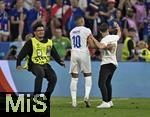 09.07.2024, Fussball UEFA EURO 2024, Halbfinale, Spanien - Frankreich, in der Mnchner-Fussball-Arena. 
Ein Flitzer bei Kylian Mbappe (Frankreich) er macht ein Selfie