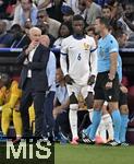 09.07.2024, Fussball UEFA EURO 2024, Halbfinale, Spanien - Frankreich, in der Mnchner-Fussball-Arena. v.l. Trainer Didier Deschamps (Frankreich) und Eduardo Camavinga (Frankreich) 
