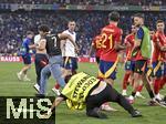 09.07.2024, Fussball UEFA EURO 2024, Halbfinale, Spanien - Frankreich, in der Mnchner-Fussball-Arena. Ein Flitzer verletzt Alvaro Morata (Spanien) 
