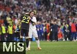 09.07.2024, Fussball UEFA EURO 2024, Halbfinale, Spanien - Frankreich, in der Mnchner-Fussball-Arena.  v.li: Torwart Simon Unai (Spanien) mit Antoine Griezmann (Frankreich) nach dem Spiel.