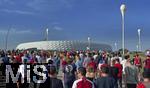 09.07.2024, Fussball UEFA EURO 2024, Halbfinale, Spanien - Frankreich, in der Mnchner-Fussball-Arena. Die Zuschauermassen strmen auf der Esplanade zum Stadion.
