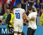 09.07.2024, Fussball UEFA EURO 2024, Halbfinale, Spanien - Frankreich, in der Mnchner-Fussball-Arena. Ein Flitzer macht ein Selfie mit Kylian Mbappe (Frankreich), auf dem Handydysplay ist das gelungene Foto gut zu erkennen.
