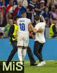 09.07.2024, Fussball UEFA EURO 2024, Halbfinale, Spanien - Frankreich, in der Mnchner-Fussball-Arena. Ein Flitzer macht ein Selfie mit Kylian Mbappe (Frankreich), auf dem Handydysplay ist das gelungene Foto gut zu erkennen.
