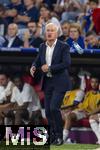 09.07.2024, Fussball UEFA EURO 2024, Halbfinale, Spanien - Frankreich, in der Mnchner-Fussball-Arena. an Trainer Didier Deschamps (Frankreich) fliegt eine Flasche Mineralwasser vorbei.
