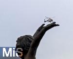 09.07.2024, Fussball UEFA EURO 2024, Halbfinale, Spanien - Frankreich, in der Mnchner-Fussball-Arena. Die Statue von FC Bayern Legende Gerd Mller auf der Esplanade vor dem Stadion, ein Hubschrauber der Polizei schwebt im Hintergrund im Himmel und scheint auf der ausgestreckten Hand der Statue zu landen. 
