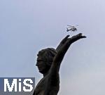 09.07.2024, Fussball UEFA EURO 2024, Halbfinale, Spanien - Frankreich, in der Mnchner-Fussball-Arena. Die Statue von FC Bayern Legende Gerd Mller auf der Esplanade vor dem Stadion, ein Hubschrauber der Polizei schwebt im Hintergrund im Himmel und scheint auf der ausgestreckten Hand der Statue zu landen. 
